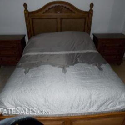 HHH021 Broyhill Solid Wood Bedroom - Nightstands, Bed Frame, Dresser
