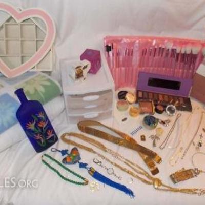 HHH010 Teen Dream Lot - Cosmetics, Jewelry, Brush Set, CD & More
