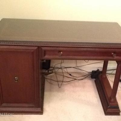 Lot 050. Glass Top Wood Computer Desk.

 

Computer desk with a glass top, Pedestal Legs on the right hand side, Drop down drawer for the...