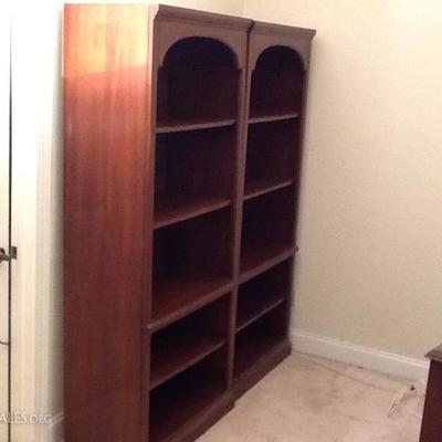 Two large five shelf bookcases.

 

Two identical 5 shelf bookcases with two adjustable shelves, 78 inches tall 32 inches wide 17 inches...