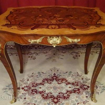 LOUIS XV STYLE MARQUETRY TABLE WITH GILT METAL MOUNTS