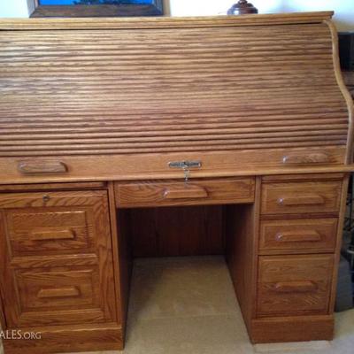 Solid Oak Roll Top Desk with pull out keyboard slate, printer drawer and many more drawers, Like new!