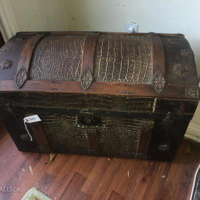 ALLIGATOR AND LEATHER STEAMER TRUNK....
SEVERAL EARLY 1900's & late 1800's steamer trunks in amazing condition!
