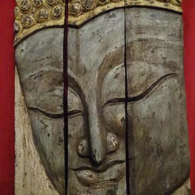 LARGE CHINESE WOOD BUDDHA TRIPTYCH IN GRAY AND GOLD