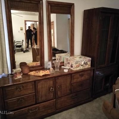 Wood Dresser w/ 2 rectangular mirrors, interior dÃ©cor 