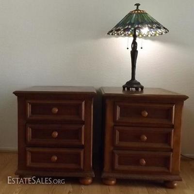 MMM050 Pair of Wooden End Tables & Tiffany Style Lamp