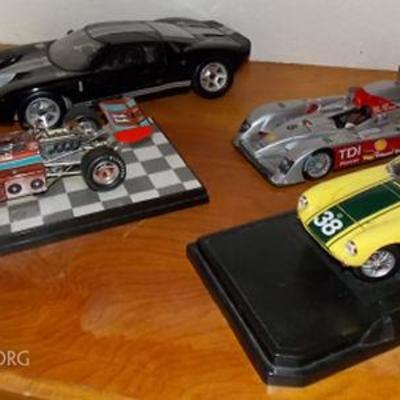 MMM098 Motormax & Road Signature Collectible Diecast Cars