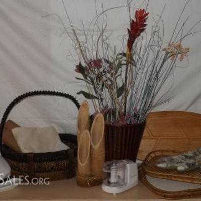WHT011 Wicker Baskets & Trays for the Home!
