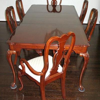 Lexington Furniture Cherry Dining Room Table with 2 Leaves, 6 Chairs including 4 Side Chairs and 2 Arm Chairs 