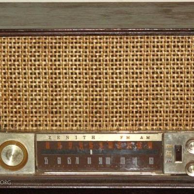 Vintage Zenith AM/FM Tube Type Radio