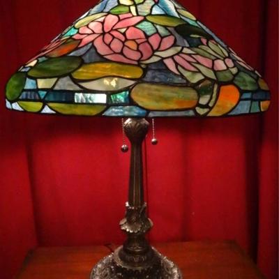 COLLECTION OF TIFFANY STYLE STAINED GLASS LAMPS