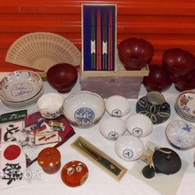 WPM072 Interesting Oriental Ceramic Ware & Italy Scarf
