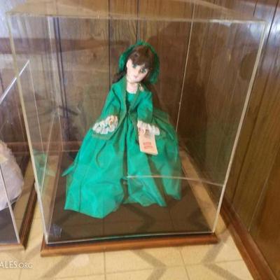 Madame Alexander Scarlett O'Hara doll with display case. Case has cracks.
