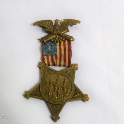 1886 CIVIL WAR VETERAN MEDAL-GRAND ARMY OF THE REPUBLIC -BRONZE COLORED- EAGLE TOP-AMERICAN FLAG-STAR BOTTOM - DEPICTS MEN SHAKING HANDS
