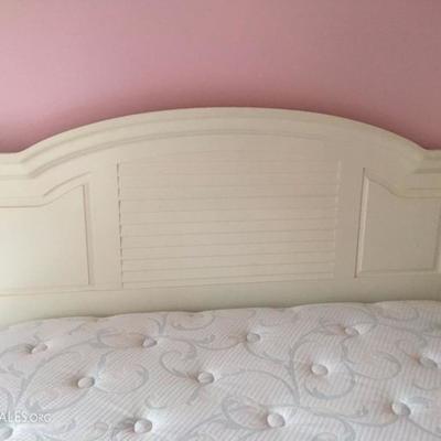 queen sized bed by Broyhill