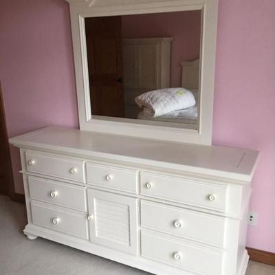 Broyhill white bedroom set
