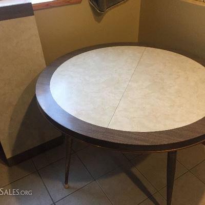 Round formica kitchen table with leaf - very good condition.