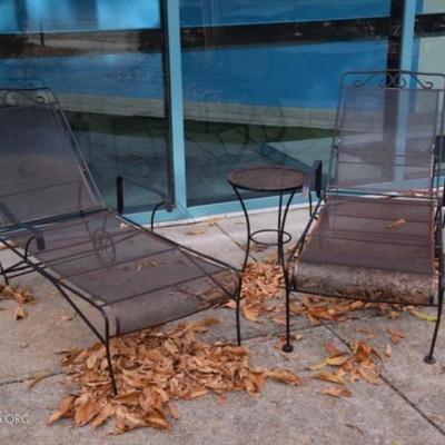 2 Chaises; 1 table