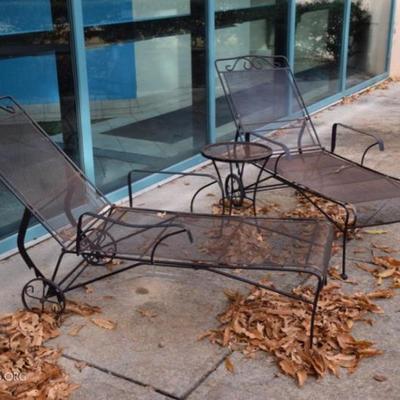 2 Chaises; 1 table