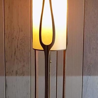 AVT022 Vintage Mid-Century Modern Wood Table Lamp
