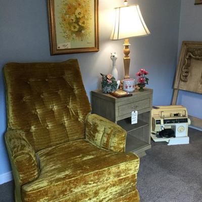 Crushed gold chair 