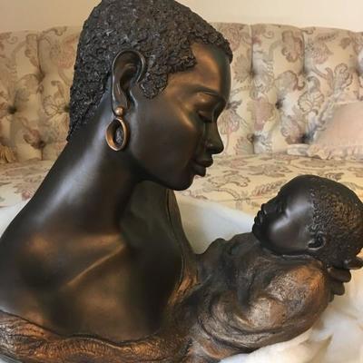 Mother hold baby statue
