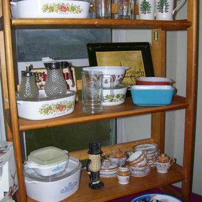 Lots of kitchenware - some pyrex