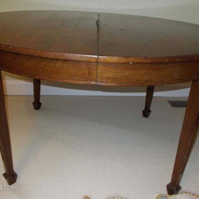 Antique Federal Style Round Mahogany Dining Table $345
48 X 28â€.