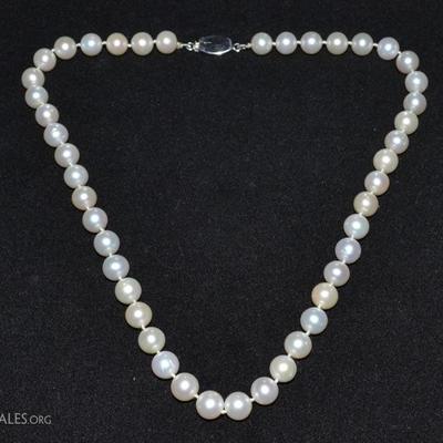 Pearl necklace with 22K white gold clasp