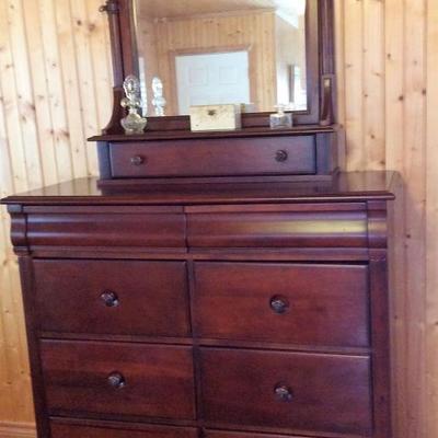 Dresser and Mirror to Queen Bedroom Suite