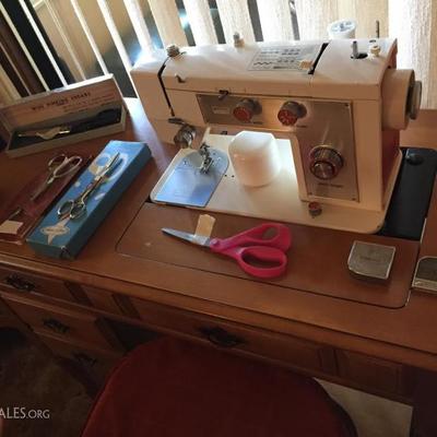 Beautiful Condition Vintage Sewing Machine and Cabinet