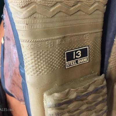 Boots size 13