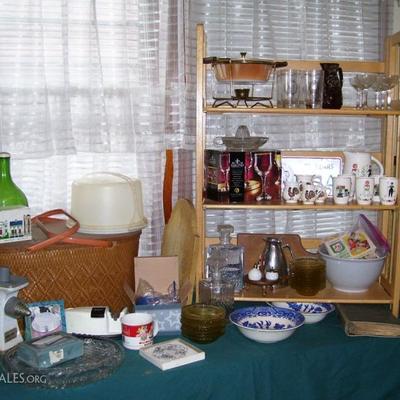Lots of vintage kitchen items....