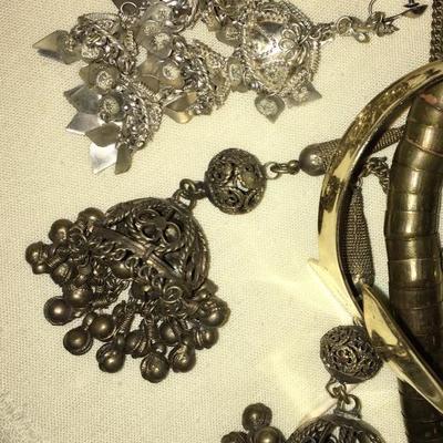 Belly dancing jewelry and accessories