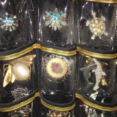 Vintage jewelry -- assorted brooches