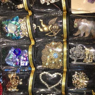 Vintage jewelry -- assorted brooches