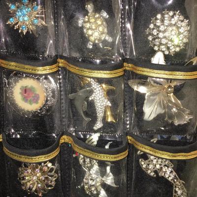 Vintage jewelry -- assorted brooches