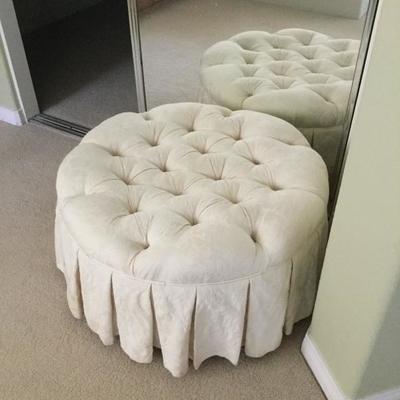 Very nice ottoman in white 