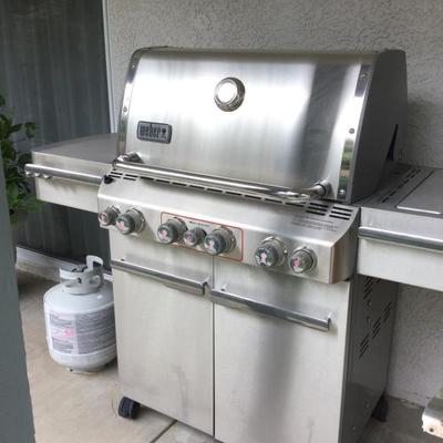 Weber grill very nice stainless steel BBQ . Great buy 
Retail is $1800.00 