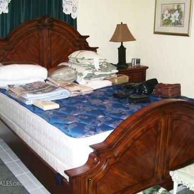 Nice traditional bedroom set - Queen bed with PRISTINE mattress set