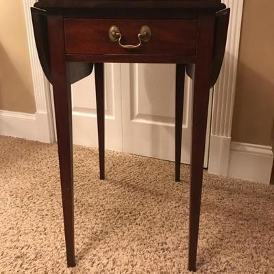 Henkle Harris Virginia Galleries Single Drawer Double Drop Leaf Cherry End Table