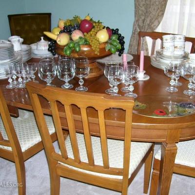 Traditional dining set with leaf and custom table pads