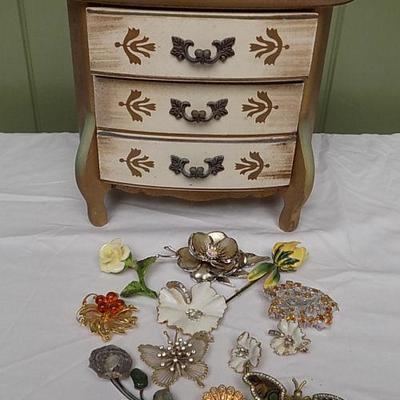 WVT090 Vintage Brooches and Jewelry Box
