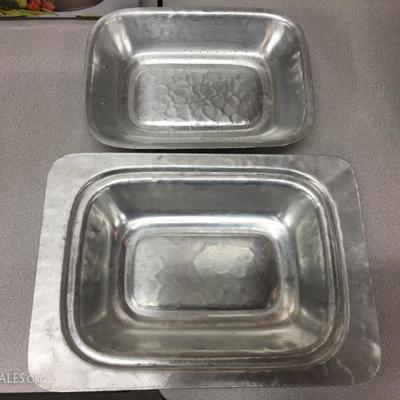 Serving dishes
