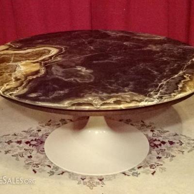 1970's EERO SAARINEN STYLE COFFEE TABLE WITH AGATE TOP AND TULIP BASE