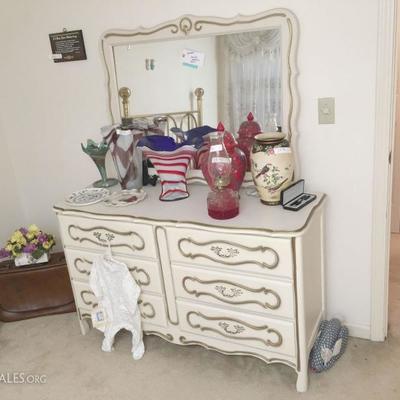 VINTAGE MID 1960'S ANTIQUE WHITE AND GOLD DRESSER WITH MIRROR
