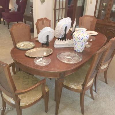 LARGE FORMAL DINING ROOM TABLE WITH 3 EXTRA LEAFS AND 6 CHAIRS