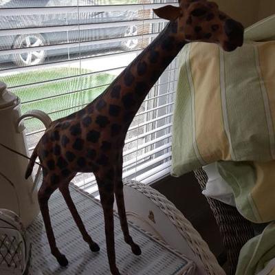 Giraffe figure