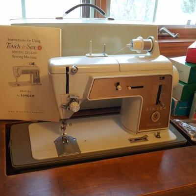 Singer model 603 Sewing machine, sewing table/cabinet and accessories