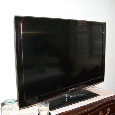 Several working flat screen tvs - small to large